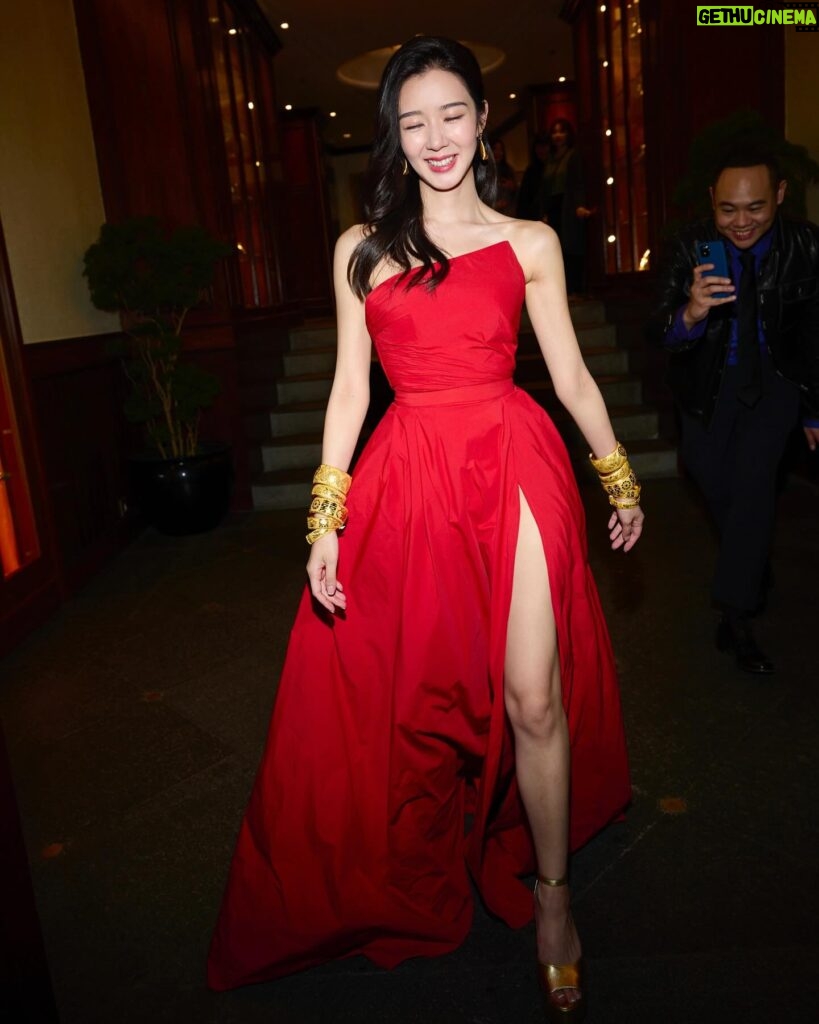 Louisa Mak Instagram - My favourite red 送客gown… that turns into a party dress!!!! 🤘 perfect with gold bangles from @lukfookjewellery_official #唔係假酒 #跟足傳統 🤪 💃#victorchanstudio @victorchanstudio Special thanks to @jamieleehair 醉住幫我換頭 📸 1, 2 @hoyin626 3 @taptsov_photography 4-7 @stein_image