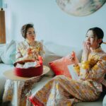 Louisa Mak Instagram - Sorry 真係唔想po咁多嘢阻住大家咁，只不過真係有唔少品牌同埋朋友要多謝番。之前亦都希望應使則使、可慳則慳（幫盛生慳！）🫣所以拜託大家忍耐一下🥺 嫁女餅方面盛生真係要多謝 @keewahbakery。坦白講，當初我哋思考過呢一part可否skip，或者應該選擇咩類型嘅餅。最後我地好慶幸選擇咗派餅，同埋派傳統囍餅。除了麥媽媽麥爸爸派得好happy之外，我哋發覺連自己朋友收到都一樣好開心，亦都係一個好好嘅機會同朋友connect番。 款色方面，比較傳統嘅朋友（如長輩）一定會偏好傳統囍餅；而非傳統嘅朋友，收咩都冇咩所謂… 所以傳統囍餅一定最”make everyone happy” 😎 另外，特別特別鳴謝 @rsvpcom 幫我純熟迅速送出！ #keewahbakery #奇華 #嫁女餅 #囍餅 Gold @lukfookjewellery_official Kwa @koon_nam_wah Photo @stein_image Coordination @seekseedwedding