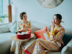 Louisa Mak Instagram - Sorry 真係唔想po咁多嘢阻住大家咁，只不過真係有唔少品牌同埋朋友要多謝番。之前亦都希望應使則使、可慳則慳（幫盛生慳！）🫣所以拜託大家忍耐一下🥺 

嫁女餅方面盛生真係要多謝 @keewahbakery。坦白講，當初我哋思考過呢一part可否skip，或者應該選擇咩類型嘅餅。最後我地好慶幸選擇咗派餅，同埋派傳統囍餅。除了麥媽媽麥爸爸派得好happy之外，我哋發覺連自己朋友收到都一樣好開心，亦都係一個好好嘅機會同朋友connect番。

款色方面，比較傳統嘅朋友（如長輩）一定會偏好傳統囍餅；而非傳統嘅朋友，收咩都冇咩所謂… 所以傳統囍餅一定最”make everyone happy” 😎

另外，特別特別鳴謝 @rsvpcom 幫我純熟迅速送出！

#keewahbakery #奇華 #嫁女餅 #囍餅 

Gold @lukfookjewellery_official 
Kwa @koon_nam_wah 
Photo @stein_image 
Coordination @seekseedwedding