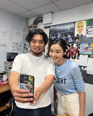 Louisa Mak Instagram - 而家好少接幕前演出(廣告除外😂)，因為想儘量專心工作
但當我收到 @official_huiyin 嘅邀請，我都好想參與，因為真係好欣賞佢好鍾意佢嘅怕醜同埋聽落去好低能但其實又好有智慧嘅說話，而且題材好有意思

拍攝時同許賢一路傾偈，自己都好多反思同感慨。每一個時代嘅學生面對嘅挑戰都唔同，只希望我小小嘅分享，可以俾到多一個reference你地參考。大家繼續努力啦🥵

@trialanderror924 
#eaexam真係驚
