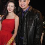 Louisa Mak Instagram - My favourite red 送客gown… that turns into a party dress!!!! 🤘 perfect with gold bangles from @lukfookjewellery_official #唔係假酒 #跟足傳統 🤪 💃#victorchanstudio @victorchanstudio Special thanks to @jamieleehair 醉住幫我換頭 📸 1, 2 @hoyin626 3 @taptsov_photography 4-7 @stein_image