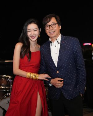 Louisa Mak Instagram - My favourite red 送客gown… that turns into a party dress!!!! 🤘 perfect with gold bangles from @lukfookjewellery_official 
#唔係假酒 #跟足傳統 🤪

💃#victorchanstudio @victorchanstudio 
Special thanks to @jamieleehair 醉住幫我換頭

📸
1, 2 @hoyin626 
3 @taptsov_photography 
4-7 @stein_image
