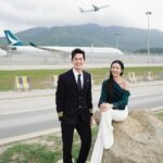 Louisa Mak Instagram - 每個人的起跑線或許不同，但都可以找到屬於自己的跑道，再一步步努力，追逐夢想。 我成為機師的道路並不平坦。我是一名土生土長的香港學生，缺乏國際視野，直至到大學拿到「第一代大學生助學金」 ，才負擔得起旅費讓我第一次乘搭長途飛機越洋到美國。加上英文薄弱，我曾兩次報考cadet都失敗而回，而身邊的人開始勸告我說「算吧，輪不到你」。 但我並沒有放棄。為了克服自己的弱點，我每天收聽ATC空管頻道，又會看英文新聞跟隨主播朗讀，提升自己的英語能力。畢業後我先找份航空相關的文職工作，增強航空知識，同時把人工儲起 ，自費到紐西蘭學習駕駛小型飛機。終於在第三次報考之下成功被cadet programme取錄，踏上成為機師的旅途。 而這機師旅途是無盡的學習，需要不斷提升知識及技巧、接受考核。即使現在已經累積了一定的飛行經驗，也非常熟悉駕駛艙內每個按鈕，我每次執勤時也依然要留意每個細節，例如，惡劣天氣下的備降機場（ERA）、經過高山地形時如何處理緊急降落、途經的各國ATC的不同術語，確保溝通無誤、以及留意各地機場的潛在危機等等。正因為 #EveryMoveCounts，每個細節也成就我們的專業。我會精益求精，盡我所能確保航空安全並繼續活出我的飛行夢。 至於Louisa，或許許多人說她「贏在起跑線」，但她的成功並非一蹴而就。大家可能了解她自小勤奮讀書考取佳績，但我和她相識的超過十年間，見證了她努力工作及不為人知的奮鬥路。從無數的通宵拍攝，到面對及接納公眾批評，再自省及進步，這些歷煉提升了她的意志及堅韌精神。 後來，她毅然轉投商業諮詢領域，重新學習基本的商業知識；我不時看著她寫powerpoint、打excel到凌晨三四點。當累積了一定的經驗後，她創立推動青少年賦能的社企Project Melo，並計劃在幼兒教育領域繼續發展；同時兼職拍攝廣告賺取生活費，再把資金投進自己的項目。雖然還在起步階段，但這些經歷令她更加明白，凡事都需要時間和努力逐步積累，一步一步地實現她的夢想。 我們深信，成功遠不止於起跑線，而是一個持續努力的旅程。就像香港女飛魚何詩蓓Siobhán 一樣，她在眾多國際大賽中奪得無數獎項，不斷挑戰和打破香港的紀錄。她的成功背後，是無法想像的努力和堅持。每天天還未亮之際，她已經展開日復一日的訓練。她的毅力和堅持，讓我們為之敬佩。多謝 @cathaypacific 把何詩蓓和所有香港人的#EveryMoveCounts 精神傳承下去，提醒我們，每一次努力都如此重要，每一步都是邁向成功的關鍵。 #EveryMoveCounts #Cathay #MoveBeyond #國泰 #志在飛躍 #TheHenderson