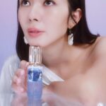 Louisa Mak Instagram - 美人魚(魚姬)的故事深深地引起我的共鳴 – 她們擁有獨立自主的個性、探索未知的好奇、及面對風浪的膽量。對我來說，她們提醒著我們，每個挑戰都是成長、進步、和享受的過程。 @cledepeautebeaute Toward the Horizon 粼光姫影系列捕捉了美人魚的精粹。面對著不同人對我的期望，我要如美人魚搬傾聽內心、跟隨直覺去選擇；因為只有這樣我們才能有足夠的底氣，堅持到底、克服生命中的各個風浪 #CleDePeauBeaute #CleDePeauBeauteHK #CPBCollective #BelieveInRadiance #TowardtheHorizonCollection