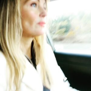 Louise Lombard Instagram - How’s everyone doing ? What are you up to ? What are you watching? Reading ? Planning ? Tell me 🥰❤️

#thursdaymood #tellmeeverything 💫💖