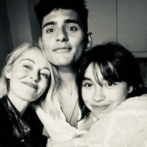 Louise Lombard Instagram - ❤️🧡💛💚💙💜 

#familia