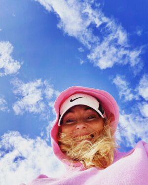 Louise Lombard Instagram - How’s everyone doing ? 💖
#summervibes #cornwall #blueskies #afterfamily