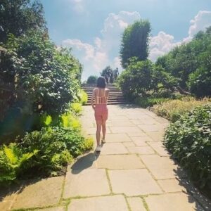 Louise Lombard Instagram - How’s everyone doing ? What are you up to this weekend ? 🥰

#lazysummerdays #familysummer #afterfamily
