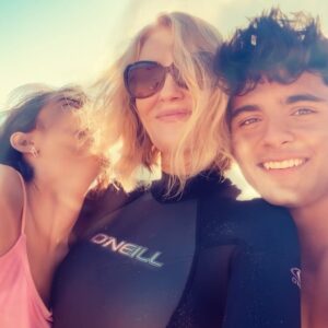Louise Lombard Instagram - Weekend plans?

💗🏄‍♀️🌊

#fridayfeeling #readyfortheweekend