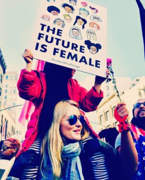 Louise Lombard Instagram - Raising my girl to be strong and fierce
#raisingabossgirl ✊🏽✌🏽💫💗

#equalrights #internationalwomensday2021