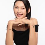 Louise Wong Instagram - 平時拍硬照的厭世臉底下其實藏了個很愛笑的我🤭✨ 就像Pomellato 2024全新Pom Pom Dot系列一樣，每款吊墜和手鏈都使用了「金線」貫穿兩面的設計，一面是高貴玫瑰金，另一面則是充滿活力的閃爍白鑽。而系列當中更有孔雀石，密鑲鑽石和白色貝母的鈕扣設計，秉承了Pomellato米蘭的含蓄優雅設計美學，方便隨意混搭，配合心情配襯出不同造型💚🤍來～跟我一起笑一個😆 @Pomellato #Pomellato #PomPomDotCollection