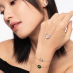 Louise Wong Instagram - 平時拍硬照的厭世臉底下其實藏了個很愛笑的我🤭✨ 就像Pomellato 2024全新Pom Pom Dot系列一樣，每款吊墜和手鏈都使用了「金線」貫穿兩面的設計，一面是高貴玫瑰金，另一面則是充滿活力的閃爍白鑽。而系列當中更有孔雀石，密鑲鑽石和白色貝母的鈕扣設計，秉承了Pomellato米蘭的含蓄優雅設計美學，方便隨意混搭，配合心情配襯出不同造型💚🤍來～跟我一起笑一個😆 @Pomellato #Pomellato #PomPomDotCollection