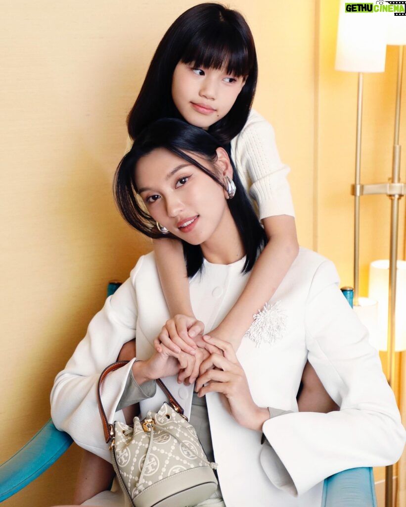 Louise Wong Instagram - Happy Mother’s Day!🌻🤍 祝天下母親每天都幸福快樂～ #ToryBurchHK #ToryBurchSS24 #TMonogram Photos @oliviatsanghk Makeup @pinkyku Hair @kolen128