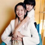 Louise Wong Instagram - Happy Mother’s Day!🌻🤍 祝天下母親每天都幸福快樂～ #ToryBurchHK #ToryBurchSS24 #TMonogram Photos @oliviatsanghk Makeup @pinkyku Hair @kolen128