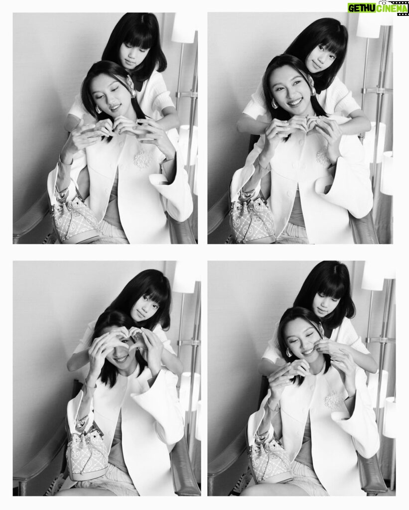 Louise Wong Instagram - Happy Mother’s Day!🌻🤍 祝天下母親每天都幸福快樂～ #ToryBurchHK #ToryBurchSS24 #TMonogram Photos @oliviatsanghk Makeup @pinkyku Hair @kolen128