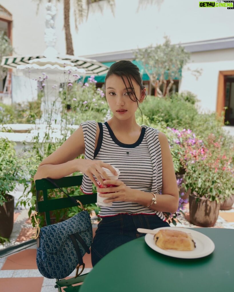 Louise Wong Instagram - Just hanging out with my stylish Denim Oblique handbag by my side.☕️🩵🫧☁️ @Dior #DiorFall24