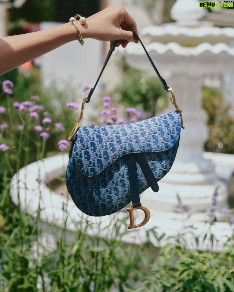 Louise Wong Instagram - Just hanging out with my stylish Denim Oblique handbag by my side.☕️🩵🫧☁️ @Dior #DiorFall24