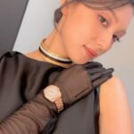 Louise Wong Instagram - 時間在逐秒流逝，我們可以做到的，只有盡力活好和珍惜當下的每一分每一秒⏳ 能趕及回來參與金像獎的紅地氈，實在感覺夢幻。希望你們也喜歡我今次的造型吧🥰 Watches from @omega outdoor - OMEGA Constellation Meteorite 29mm watch in Sedna Gold™️✨ indoor - OMEGA Seamaster Aqua Terra 34mm Sedna Gold™️ watch with snow-setting diamonds 💎 @hongkongfilmawards #第42屆香港電影金像獎