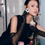 Louise Wong Instagram – 進入演藝圈的第三年，榮幸也是第三年參加金像獎這個盛事✨幸運地今年也能獲得提名，當然要尊重場合悉心打扮一番☺️

今年的妝容也是繼續選用了一直長期合作和支持的 @Guerlain 產品 🤍 全新閃亮波波粉Meteorites💫 和特別新色系眼影再配合Kiss Kiss唇膏，令妝容充滿光澤和粉嫩感💗讓其實剛下飛機沒兩天還在倒時差的我看起來更精神飽滿，Jet lag 退散 👋🏻

@Guerlain #GuerlainMakeup #GuerlainSkincare