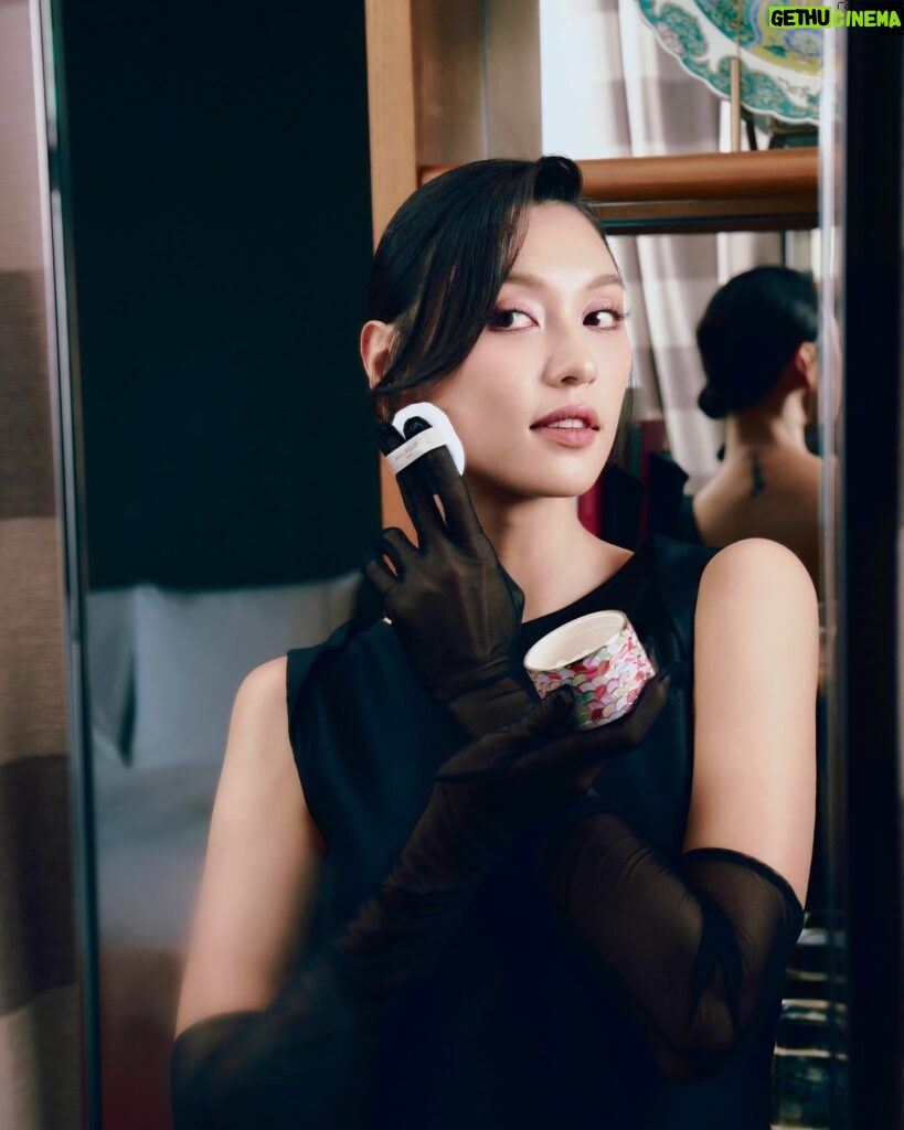 Louise Wong Instagram - 進入演藝圈的第三年，榮幸也是第三年參加金像獎這個盛事✨幸運地今年也能獲得提名，當然要尊重場合悉心打扮一番☺️ 今年的妝容也是繼續選用了一直長期合作和支持的 @Guerlain 產品 🤍 全新閃亮波波粉Meteorites💫 和特別新色系眼影再配合Kiss Kiss唇膏，令妝容充滿光澤和粉嫩感💗讓其實剛下飛機沒兩天還在倒時差的我看起來更精神飽滿，Jet lag 退散 👋🏻 @Guerlain #GuerlainMakeup #GuerlainSkincare