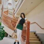 Louise Wong Instagram - A hug communicates a thousand words.💞🫂🫶🏻 @Ferragamo #FerragamoPF24 #FerragamoHugBag