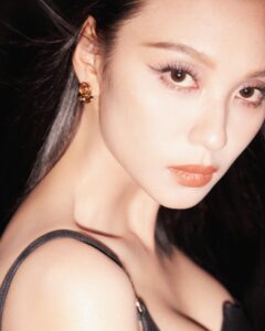 Louise Wong Instagram - @versace 🖤