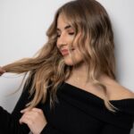Lucía Gil Instagram - El mes pasado estuve visitando a @soniacases_hairstylist y a todo su equipo para cuidar mi pelo 🤍 Gracias a @hairdreams_esp , por hacer que me sienta tan cómoda y por transformar mi melena de una manera tan natural 💕