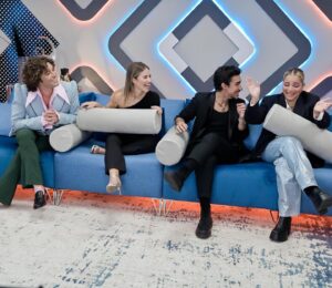 Lucía Gil Instagram - El programa de ayer fue 🤍 @duosincreibles_tve 
Oficialmente, @carlos_baute  somos un dúo increíble y vamos a ponerle todas nuestras ganas y cariño cada Martes para que disfrutéis desde casa. No podía tener un compañero mejor😊
 
Fue bonito conocer a @flavio.oficial Un artistazo al que admiro mucho. Ojalá en otro momento podamos hacer algo juntos🥹🫶🏼

La magia acaba de empezar! 
Let’s go!!!!! 🤍⭐️⚡️