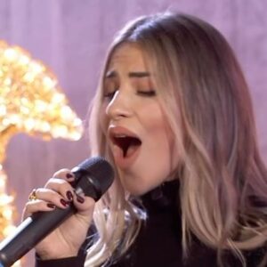 Lucía Gil Instagram - ¡Lucia Gil nos canta un medley de sus canciones favoritas de Navidad! ¿Preparados? #Mañaneros21D