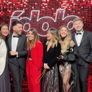 Lucía Gil Instagram - @premiosidolo 2024✨ Vivirlo con ellos lo mejor🤍
👗 @malne_official FLIPO! 
💆🏼‍♀️ @belencasado_  @lorealpro