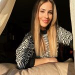 Lucía Gil Instagram - Esta semana estuve en Zamora para conocer al más pequeño de la familia y pasar tiempo con mi abuela, la más mayor. Por un lado hablamos de chupetes y lactancia, y por otro de cómo se apaña una persona mayor para vivir sola. El principio y el tramo final del viaje. Dos días bien aprovechados llenos de momentos de esos que guardas en un lugar especial. De los que se quedan en el hueco que reservas para cosas importantes. Me encanta estar en Zamora, porque aún solo hay espacio para estar alegre. Los paseos en los que siempre te encuentras con conocidos, los cafés con amigos, la casa de mis tíos. Hagas lo que hagas siempre hay alguien que quiere verte. Siempre hay un plato en la mesa para ti. Allí está mi familia y muchos de los recuerdos más felices que tengo. Qué suerte poder sentir que tengo tantas casas en el mundo. Estoy forrada! 😌🤍