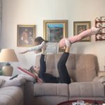 Lucía Gil Instagram - Esta semana estuve en Zamora para conocer al más pequeño de la familia y pasar tiempo con mi abuela, la más mayor. Por un lado hablamos de chupetes y lactancia, y por otro de cómo se apaña una persona mayor para vivir sola. El principio y el tramo final del viaje. Dos días bien aprovechados llenos de momentos de esos que guardas en un lugar especial. De los que se quedan en el hueco que reservas para cosas importantes. Me encanta estar en Zamora, porque aún solo hay espacio para estar alegre. Los paseos en los que siempre te encuentras con conocidos, los cafés con amigos, la casa de mis tíos. Hagas lo que hagas siempre hay alguien que quiere verte. Siempre hay un plato en la mesa para ti. Allí está mi familia y muchos de los recuerdos más felices que tengo. Qué suerte poder sentir que tengo tantas casas en el mundo. Estoy forrada! 😌🤍