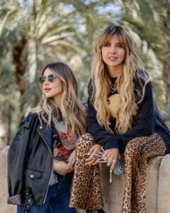Lucía Gil Instagram - Laura y Sara Cuervo se juntan de nuevo para desbloquear tus recuerdos más escondidos. 🤪 📷 @miguelmenarguezpht 💇🏼‍♀️ @soniacases_hairstylist