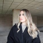 Lucía Gil Instagram - Bufanda de pelo y abrigo negro. Mala combinación 🥲