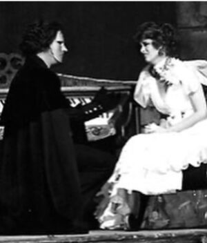 Lucía Méndez Instagram - 1976 El fantasma de la Ópera con Julio Alemán. Teatro Insurgentes. Dirigido por Raúl Astor.