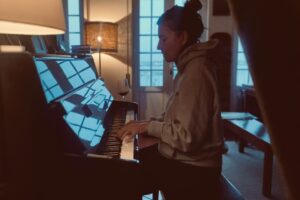 Lúcia Moniz Instagram - “(…)and im takin’ it for all it’s worth(…)” 
#reallife #joanaspolicewoman #piano