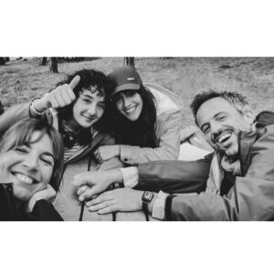 Lúcia Moniz Instagram - @_barbarabranco_ 
@leonor_vasconcelos 
@ivocanelas 

A minha gigante admiração e profundo amor por vocês. 

Esta nossa família já ninguém nos tira. ♥️

SANTIAGO estreia já amanhã, dia 21, na @opto.sic !