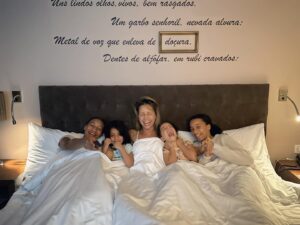 Luciana Abreu Instagram - Há anos que já não dormíamos todas juntas🥹 (com dois quartos e tantas camas, acabou tudo no “ninho” 😅).
Acordei feita num ♾️, mas com o melhor da vida e abraçada pelo mais puro AMOR. Obrigada Hotel @vilagale de Paço D’Arcos, vocês são realmente incríveis. Se não fosse pelo brilhante profissionalismo, esquecermo-nos-íamos que estávamos em Portugal.
Feliz dia às Mães da humanidade♥️🌻
#vilagale