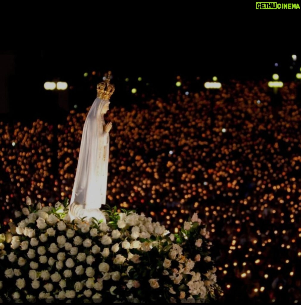 Luciana Abreu Instagram - Oração a Nossa Senhora de Fátima🙏🏼 Santissima Virgem, que nos montes de Fátima vos dignastes revelar aos três pastorzinhos os tesouros de graças que podemos alcançar; rezando o santo rosário, ajudai-nos a apreciar sempre mais esta santa oração, a fim de que, meditando os mistérios da nossa redenção, alcancemos as graças que insistentemente vos pedimos (pedir a graça). MOMENTO DIVINO O meu bom Jesus, perdoai-nos, livrai-nos do fogo do inferno, levai as almas todas para o céu e socorrei principalmente as que mais precisarem. Nossa Senhora do Rosário de Fátima, rogai por nós. Amém!