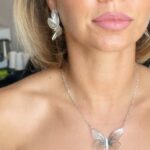 Luciana Abreu Instagram - Día 07 de junho será um dia de surpresas e emoções. Para além do meu concerto de comemoração de 25 anos de carreira, que está a ser preparado ao ínfimo pormenor, vou lançar o meu primeiro perfume. Após tantos anos a protelar, o meu perfume já foi produzido, em conjunto com a Prouvé, @prouve_official, que é uma empresa Polaca com 7 anos de existência e está em Portugal há 6 anos, pelas mãos do @nunoffoliveira. Os perfumes da Prové, assim como o meu, são produzidos em Grasse, França, que é a capital mundial da perfumaria e vai além fronteiras, pois vai ser comercializado em 30 países da Europa. Este perfume tem um bocadinho meu e um bocadinho de cada Mulher forte, sonhadora e resiliente que o utilizar. 🦋