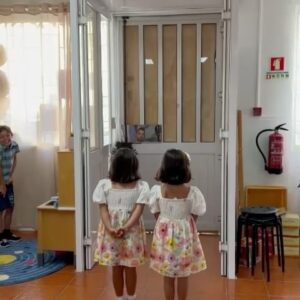 Luciana Abreu Instagram - Ainda não estou em mim…Hoje apanhei dois voos, dormi 4 horas, e ainda estou elétrica. Não consigo dormir de felicidade. Choro entre gargalhadas de gratidão. Foi a primeira festa de aniversário em 39 anos. Sempre me senti mais feliz em proporcionar, do que a receber. Hoje foi dia de receber um presente especial, uma festa de aniversário surpresa. Pensava eu que ia a caminho de um trabalho com os Bombeiros de Carcavelos 😅😂🤣 aí Mikinhas…. Só tu! 🥹Aliás , que duas que se juntaram… A Mikinhas e a DIVA dos doces e dos salgadinhos, a extraordinária e implacável D. Adelaide que tanto ♥️ . Tudo em que toca parece magia. 
Minha irmã querida @micaela__medeiros, padrinhos ( pais do ♥️ ) não tenho palavras para vos agradecer tudo o que fazem por mim. A família e os amigos são como um 🔒. Eterna gratidão. Jamais me esquecerei deste dia. Um dos presentes que peço a Deus, é que não haja dimensão para a felicidade de todos nós. 
Até amanhã Domingueiros do meu coração. 

💐 @atelierdaflor_designfloral
🎂🥪🥞🧇🎈 @padarias.requinte
🍣🥢 @makisushirestaurante
📍@espacocelebratio
🎶🎤💃🏼 @joaoreispedreira
📸 @joaopmoutinho
🖼️ @dreambooks
