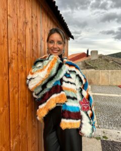 Luciana Abreu Instagram - Estamos nesta vida de passagem... Não custa nada ter dignidade, humildade e bondade com o próximo♥️ Coisas maravilhosas acontecem quando dizemos: “Deus seja feita a Tua vontade”! Obrigada @keops.fashionstore adorei 🎈