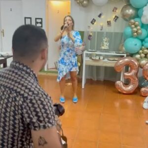 Luciana Abreu Instagram - Ainda não estou em mim…Hoje apanhei dois voos, dormi 4 horas, e ainda estou elétrica. Não consigo dormir de felicidade. Choro entre gargalhadas de gratidão. Foi a primeira festa de aniversário em 39 anos. Sempre me senti mais feliz em proporcionar, do que a receber. Hoje foi dia de receber um presente especial, uma festa de aniversário surpresa. Pensava eu que ia a caminho de um trabalho com os Bombeiros de Carcavelos 😅😂🤣 aí Mikinhas…. Só tu! 🥹Aliás , que duas que se juntaram… A Mikinhas e a DIVA dos doces e dos salgadinhos, a extraordinária e implacável D. Adelaide que tanto ♥️ . Tudo em que toca parece magia. 
Minha irmã querida @micaela__medeiros, padrinhos ( pais do ♥️ ) não tenho palavras para vos agradecer tudo o que fazem por mim. A família e os amigos são como um 🔒. Eterna gratidão. Jamais me esquecerei deste dia. Um dos presentes que peço a Deus, é que não haja dimensão para a felicidade de todos nós. 
Até amanhã Domingueiros do meu coração. 

💐 @atelierdaflor_designfloral
🎂🥪🥞🧇🎈 @padarias.requinte
🍣🥢 @makisushirestaurante
📍@espacocelebratio
🎶🎤💃🏼 @joaoreispedreira
📸 @joaopmoutinho
🖼️ @dreambooks