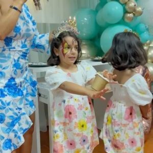 Luciana Abreu Instagram - Ainda não estou em mim…Hoje apanhei dois voos, dormi 4 horas, e ainda estou elétrica. Não consigo dormir de felicidade. Choro entre gargalhadas de gratidão. Foi a primeira festa de aniversário em 39 anos. Sempre me senti mais feliz em proporcionar, do que a receber. Hoje foi dia de receber um presente especial, uma festa de aniversário surpresa. Pensava eu que ia a caminho de um trabalho com os Bombeiros de Carcavelos 😅😂🤣 aí Mikinhas…. Só tu! 🥹Aliás , que duas que se juntaram… A Mikinhas e a DIVA dos doces e dos salgadinhos, a extraordinária e implacável D. Adelaide que tanto ♥️ . Tudo em que toca parece magia. 
Minha irmã querida @micaela__medeiros, padrinhos ( pais do ♥️ ) não tenho palavras para vos agradecer tudo o que fazem por mim. A família e os amigos são como um 🔒. Eterna gratidão. Jamais me esquecerei deste dia. Um dos presentes que peço a Deus, é que não haja dimensão para a felicidade de todos nós. 
Até amanhã Domingueiros do meu coração. 

💐 @atelierdaflor_designfloral
🎂🥪🥞🧇🎈 @padarias.requinte
🍣🥢 @makisushirestaurante
📍@espacocelebratio
🎶🎤💃🏼 @joaoreispedreira
📸 @joaopmoutinho
🖼️ @dreambooks
