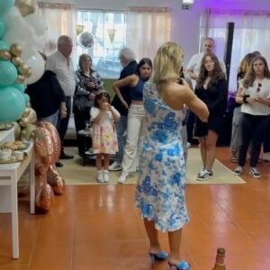 Luciana Abreu Instagram - Ainda não estou em mim…Hoje apanhei dois voos, dormi 4 horas, e ainda estou elétrica. Não consigo dormir de felicidade. Choro entre gargalhadas de gratidão. Foi a primeira festa de aniversário em 39 anos. Sempre me senti mais feliz em proporcionar, do que a receber. Hoje foi dia de receber um presente especial, uma festa de aniversário surpresa. Pensava eu que ia a caminho de um trabalho com os Bombeiros de Carcavelos 😅😂🤣 aí Mikinhas…. Só tu! 🥹Aliás , que duas que se juntaram… A Mikinhas e a DIVA dos doces e dos salgadinhos, a extraordinária e implacável D. Adelaide que tanto ♥️ . Tudo em que toca parece magia. 
Minha irmã querida @micaela__medeiros, padrinhos ( pais do ♥️ ) não tenho palavras para vos agradecer tudo o que fazem por mim. A família e os amigos são como um 🔒. Eterna gratidão. Jamais me esquecerei deste dia. Um dos presentes que peço a Deus, é que não haja dimensão para a felicidade de todos nós. 
Até amanhã Domingueiros do meu coração. 

💐 @atelierdaflor_designfloral
🎂🥪🥞🧇🎈 @padarias.requinte
🍣🥢 @makisushirestaurante
📍@espacocelebratio
🎶🎤💃🏼 @joaoreispedreira
📸 @joaopmoutinho
🖼️ @dreambooks