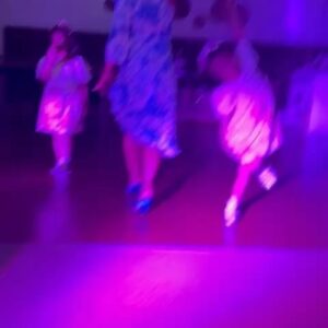 Luciana Abreu Instagram - Ainda não estou em mim…Hoje apanhei dois voos, dormi 4 horas, e ainda estou elétrica. Não consigo dormir de felicidade. Choro entre gargalhadas de gratidão. Foi a primeira festa de aniversário em 39 anos. Sempre me senti mais feliz em proporcionar, do que a receber. Hoje foi dia de receber um presente especial, uma festa de aniversário surpresa. Pensava eu que ia a caminho de um trabalho com os Bombeiros de Carcavelos 😅😂🤣 aí Mikinhas…. Só tu! 🥹Aliás , que duas que se juntaram… A Mikinhas e a DIVA dos doces e dos salgadinhos, a extraordinária e implacável D. Adelaide que tanto ♥️ . Tudo em que toca parece magia. 
Minha irmã querida @micaela__medeiros, padrinhos ( pais do ♥️ ) não tenho palavras para vos agradecer tudo o que fazem por mim. A família e os amigos são como um 🔒. Eterna gratidão. Jamais me esquecerei deste dia. Um dos presentes que peço a Deus, é que não haja dimensão para a felicidade de todos nós. 
Até amanhã Domingueiros do meu coração. 

💐 @atelierdaflor_designfloral
🎂🥪🥞🧇🎈 @padarias.requinte
🍣🥢 @makisushirestaurante
📍@espacocelebratio
🎶🎤💃🏼 @joaoreispedreira
📸 @joaopmoutinho
🖼️ @dreambooks