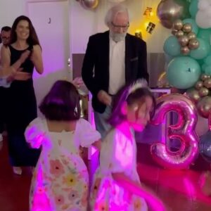 Luciana Abreu Instagram - Ainda não estou em mim…Hoje apanhei dois voos, dormi 4 horas, e ainda estou elétrica. Não consigo dormir de felicidade. Choro entre gargalhadas de gratidão. Foi a primeira festa de aniversário em 39 anos. Sempre me senti mais feliz em proporcionar, do que a receber. Hoje foi dia de receber um presente especial, uma festa de aniversário surpresa. Pensava eu que ia a caminho de um trabalho com os Bombeiros de Carcavelos 😅😂🤣 aí Mikinhas…. Só tu! 🥹Aliás , que duas que se juntaram… A Mikinhas e a DIVA dos doces e dos salgadinhos, a extraordinária e implacável D. Adelaide que tanto ♥️ . Tudo em que toca parece magia. 
Minha irmã querida @micaela__medeiros, padrinhos ( pais do ♥️ ) não tenho palavras para vos agradecer tudo o que fazem por mim. A família e os amigos são como um 🔒. Eterna gratidão. Jamais me esquecerei deste dia. Um dos presentes que peço a Deus, é que não haja dimensão para a felicidade de todos nós. 
Até amanhã Domingueiros do meu coração. 

💐 @atelierdaflor_designfloral
🎂🥪🥞🧇🎈 @padarias.requinte
🍣🥢 @makisushirestaurante
📍@espacocelebratio
🎶🎤💃🏼 @joaoreispedreira
📸 @joaopmoutinho
🖼️ @dreambooks