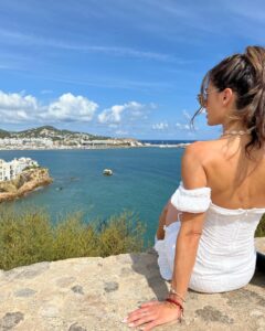 Luciana Sismondi Instagram - Jueves de #TBT! En los momentos difíciles, encuentro resiliencia y motivación al recordar instantes inolvidables, hermosos y muy felices como este viaje que hice con mi hermana a Ibiza mientras estoy en cama con gripa, dándole a mi cuerpo el descanso que necesita 😷♥️.