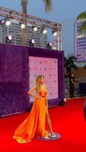 Luciana Sismondi Instagram - 𝐑𝐞𝐝 𝐂𝐚𝐫𝐩𝐞𝐭 🧡 @premiosjuventud @televisa @univision @sunlaboficial @victoryjesse @george_figueroa @linag42 @mikeldeversalles @elmisreyes @abdiel.zulbaran @theurbandamagazine