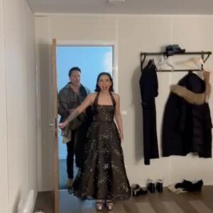 Lucie Bernardoni Instagram - La @staracademytf1 c’est aussi des équipes de prod, la régie, des gens formidables, qui, malgré la fatigue, ont quand même gonflé des ballons à 2 h du mat’, m’ont fait souffler mes bougies, apporté un gâteau dans ma loge, juste pour fêter mon anniversaire.

Merci à tout le corps professoral, ma team HMC pour les fleurs, les mots, les cadeaux. À Nikos, Karima, à tous. À tous les élèves. 

Et merci à vous tous pour vos lettres, votre présence, vos cadeaux, votre bienveillance, vos pancartes, votre amour pour ce passage aux 37 ans si particulier une nuit de finale et de fin de saison. 
Merci à tous.

On commence ça bien, c’est promis.